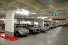 816804 Afbeelding van de installatie van beeldend kunstenaar Maze de Boer met tien grijsgespoten auto's uit de jaren ...